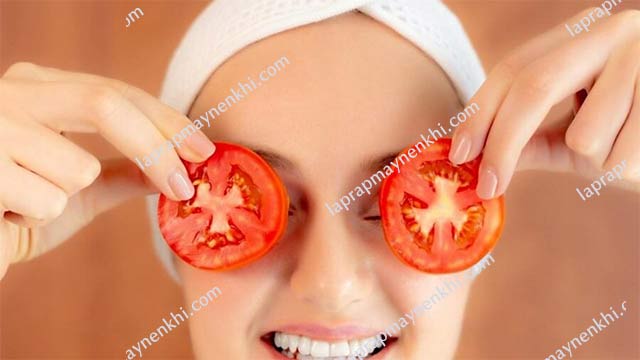 Cách trị thâm mắt tại nhà đơn giản bằng cà chua