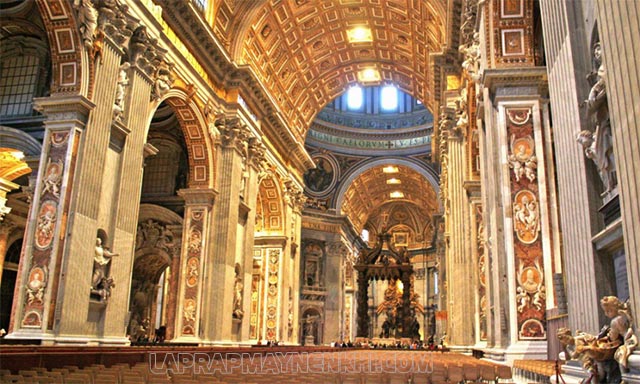 Bên trong tòa Thánh Peter ở Vatican thể hiện kiến trúc Phục Hưng